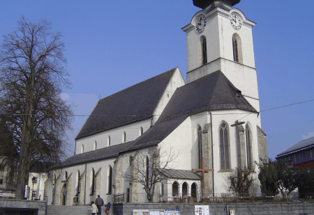 Die Kirche vom Marktplatz aus gesehen