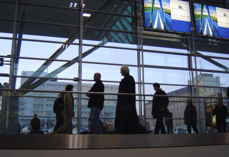 Blick nach au�en auf den Vorplatz des HBF