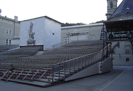 Domplatz f�r die Salzburger Festspiele vorbereitet