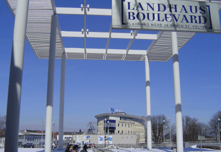 Blick von Landhausboulevard Richtung oberer Traisenplatz