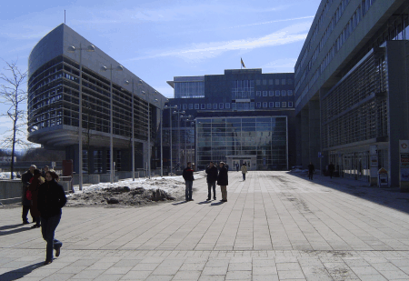 Landhausplatz, links ist der Landtag, rechts das Landhaus