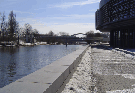 Traisenufer, rechts ist der Landtag