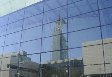 Der Klangturm spiegelt sich im Festspielhaus