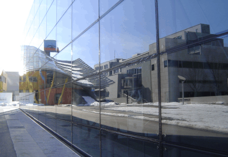 Die Ausstellungshalle spiegelt sich im Festspielhaus