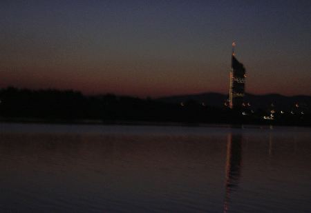 Abendblick von einem Gastgarten in der Copa Kagrana �ber die neue Donau zum Mileniumstower (H�chstes Geb�ude �sterreichs)