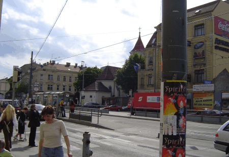 Stra�enbahnhaltestelle Kagraner-Platz. Hier wird ab Herbst 2005 die U1 eine Station haben.