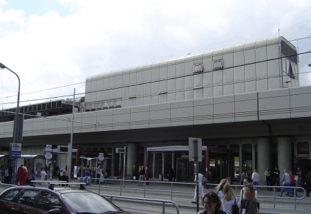 U-Bahn-Station Kagran, gegen�ber vom Eingang ins Donauzentrum