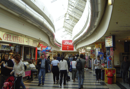 �bergang �ber die Wagramerstra�e von alten in den neuen Teil