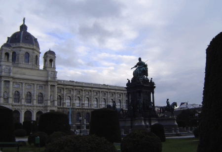 Kunsthistorisches Museum, Maria Theresia Skulptur