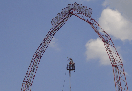 Seit einigen Jahren kann man im Prater auch Bungee-Jumpen.