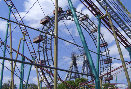 Blick durch die Hochschaubahn auf das Riesenrad